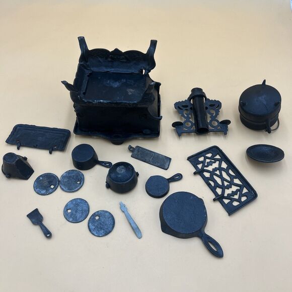 Vintage CRESCENT Cast Iron Salesman Sample Miniature Stove & Accessories - Picture 5 of 9